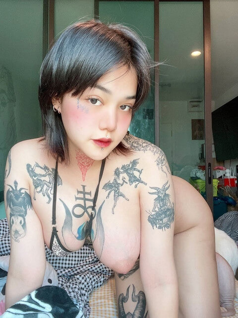 สาวสักลายโชว์หีเนียน (1)