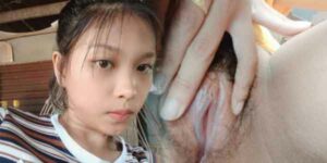 นั่งถ่างหีโชว์เม็ดแตดเสียว ๆ